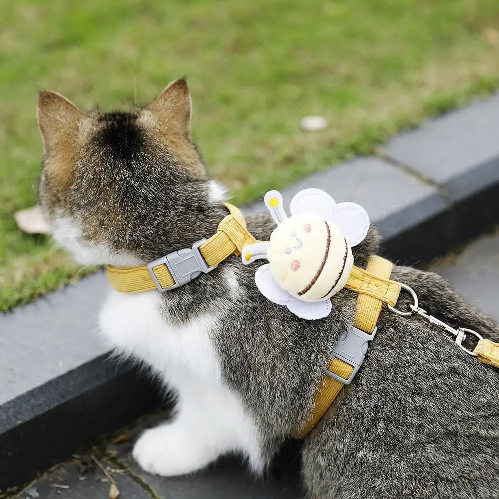 Transform your kitty's walks with the Ihubei Cute Cat Bee Harness & Leash Set! 🐾✨ Lightweight, anti-escape, and oh-so-stylish for your small/medium furball! Perfect for safe and stress-free adventures! 🐱💕🌼